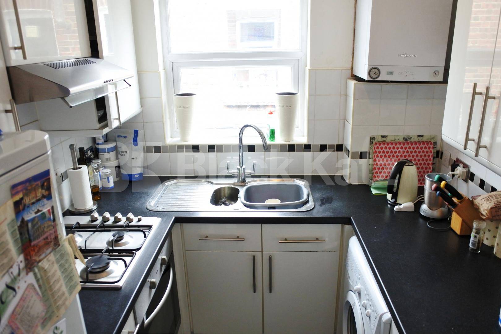 spacious well presented 2 bedroom flat a short walk to a piccadilly line  Frobisher Road, Harringay 