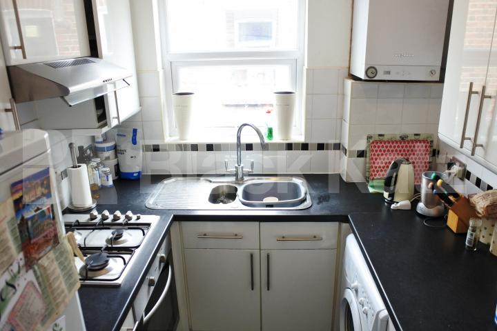 spacious well presented 2 bedroom flat a short walk to a piccadilly line  Frobisher Road, Harringay 