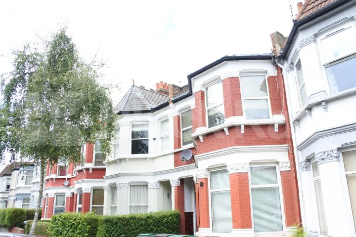 spacious well presented 2 bedroom flat a short walk to a piccadilly line  Frobisher Road, Harringay 