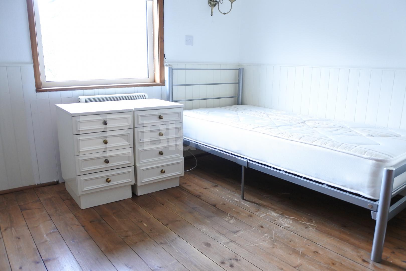 			4 Bedroom, 1 bath, 1 reception House			 Park Road, Crouch End