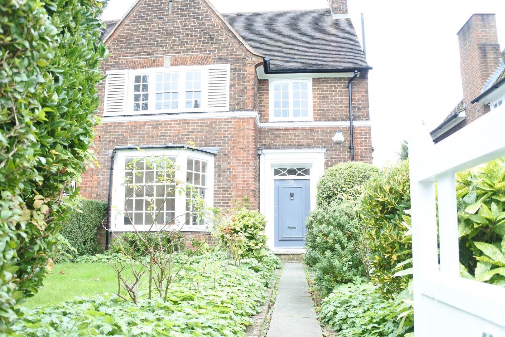 			Amazing 4 Bedroom House on Premier Road !, 4 Bedroom, 1 bath, 1 reception House			 Gurney Drive , East Finchley 
