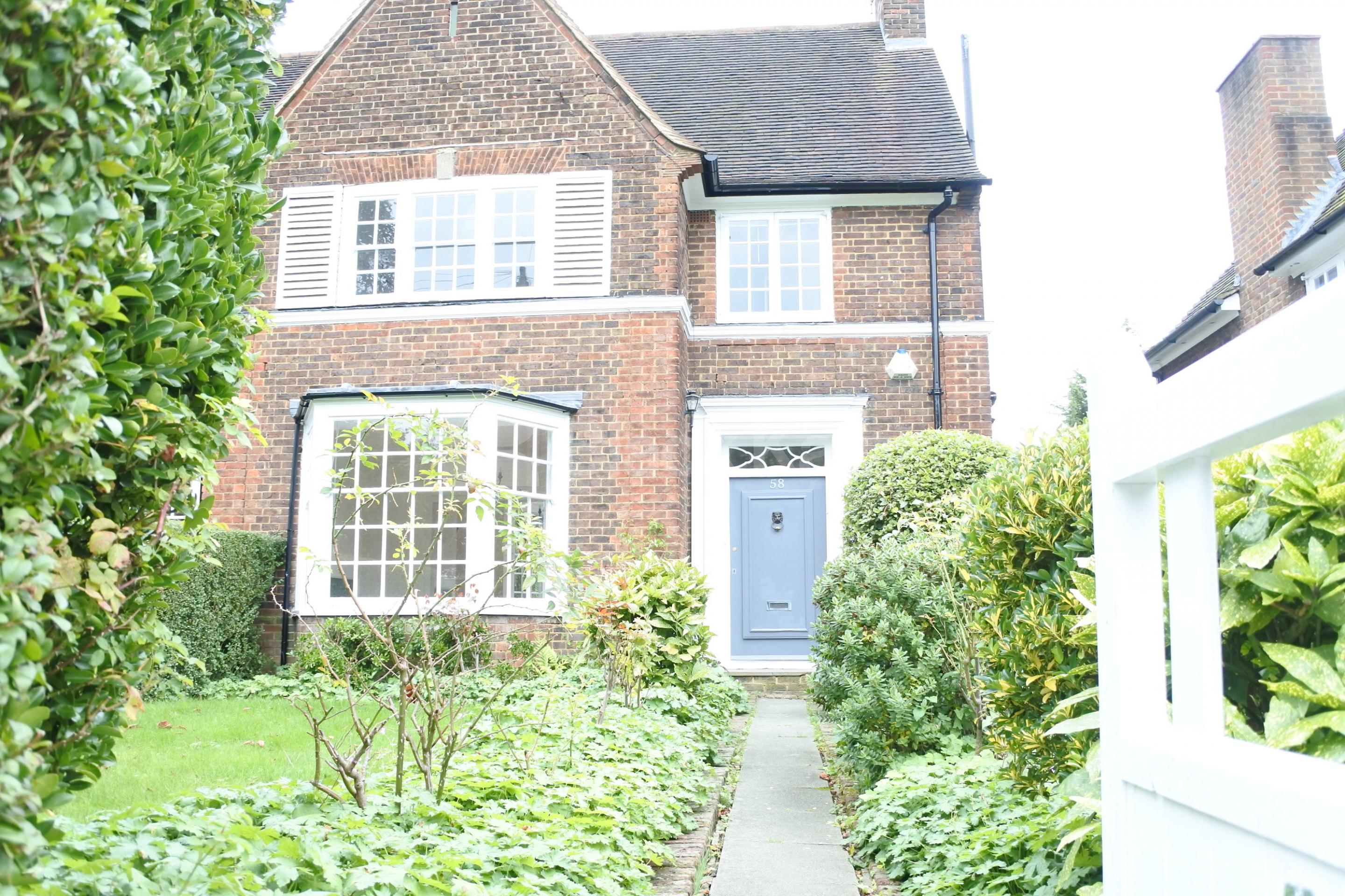 			Amazing 4 Bedroom House on Premier Road !, 4 Bedroom, 1 bath, 1 reception House			 Gurney Drive , East Finchley  N2