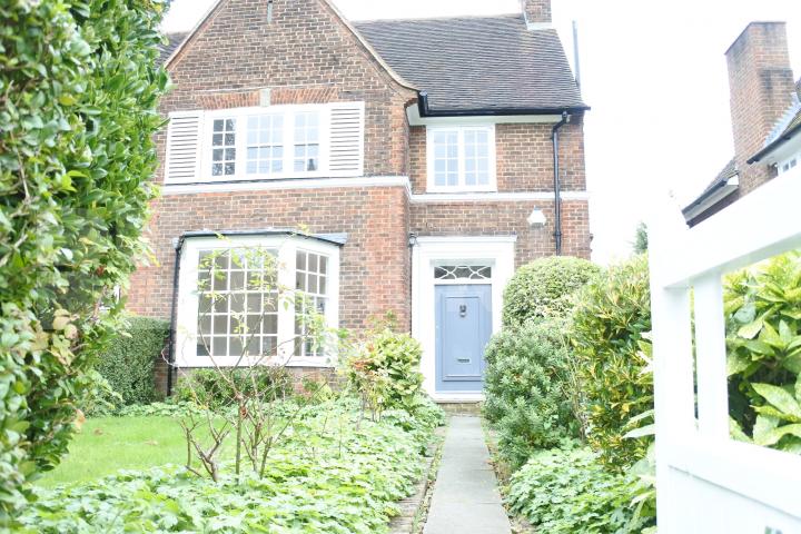 			Amazing 4 Bedroom House on Premier Road !, 4 Bedroom, 1 bath, 1 reception House			 Gurney Drive , East Finchley 