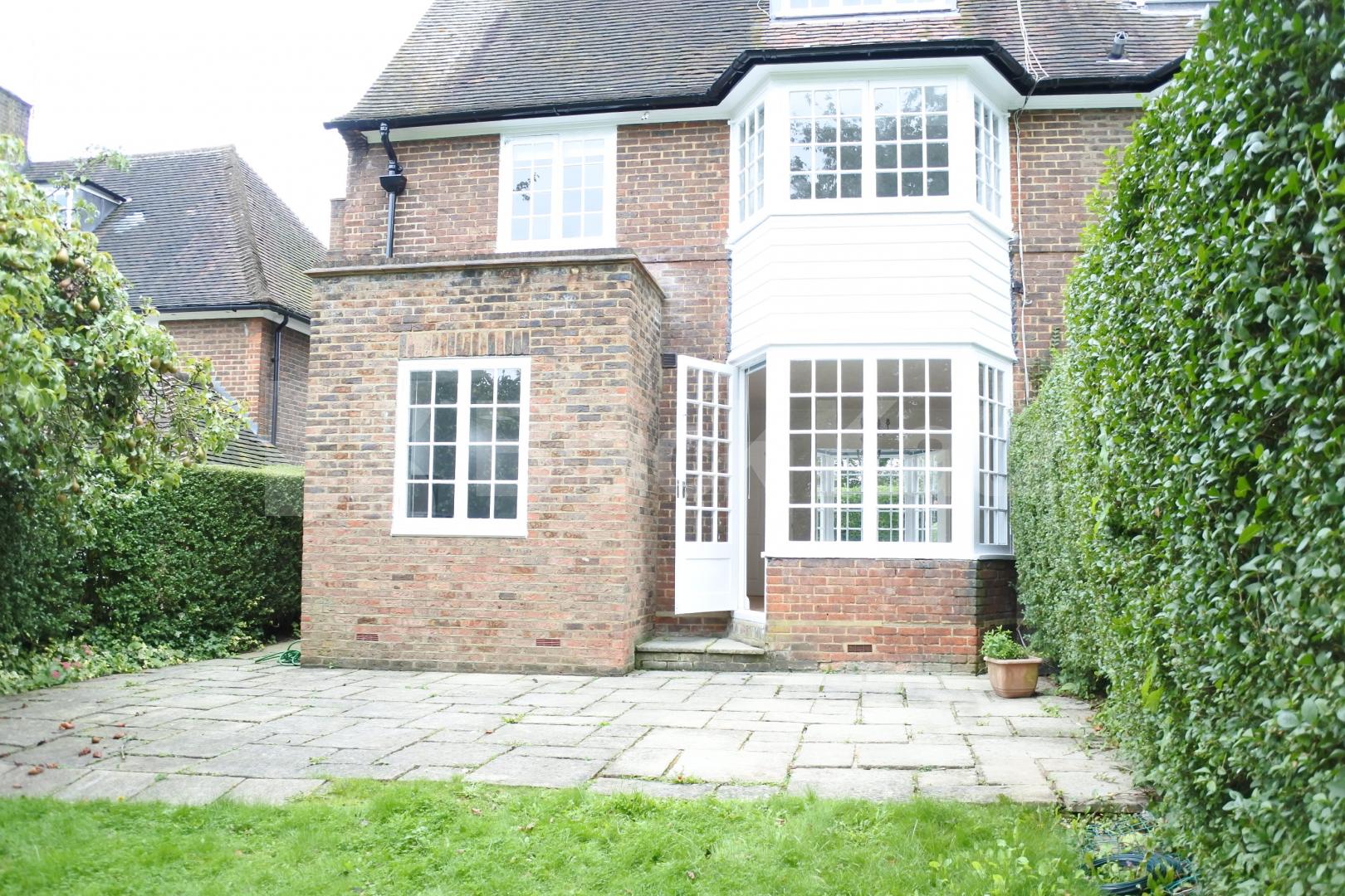 			Amazing 4 Bedroom House on Premier Road !, 4 Bedroom, 1 bath, 1 reception House			 Gurney Drive , East Finchley 