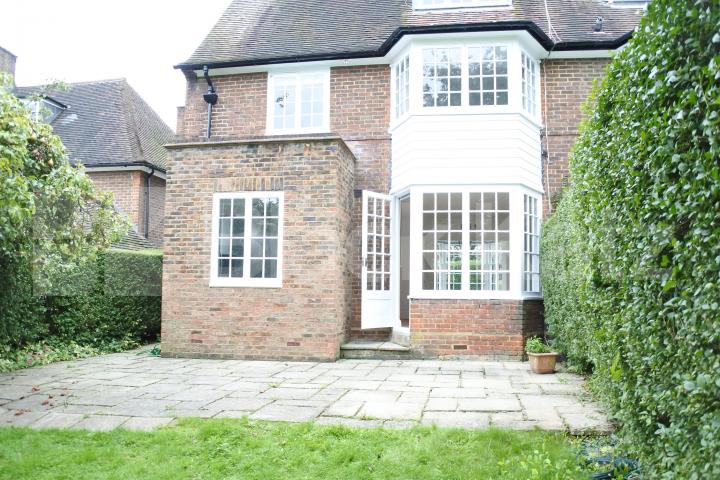 			Amazing 4 Bedroom House on Premier Road !, 4 Bedroom, 1 bath, 1 reception House			 Gurney Drive , East Finchley 