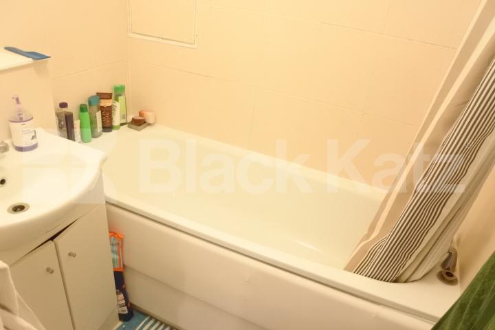 			2 Bedroom, 1 bath, 1 reception Flat			 Campsbourne Road, Hornsey