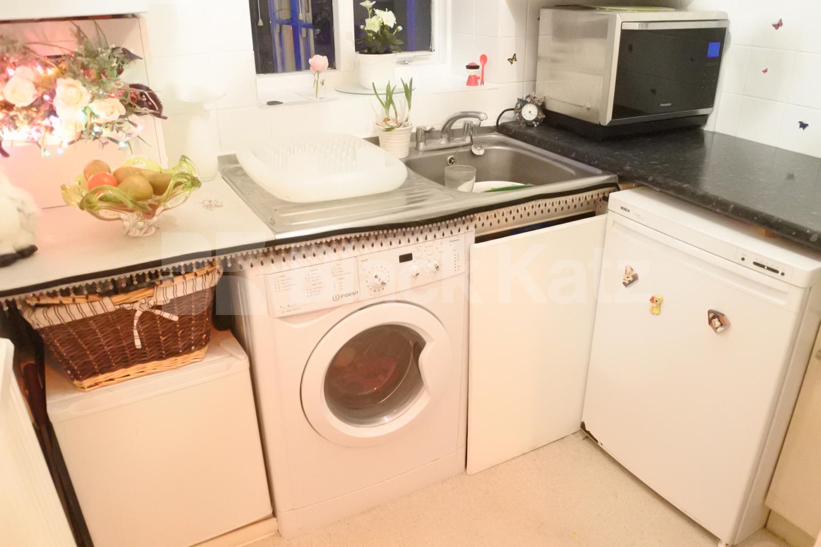 			ROOM ONLY INCLUDES ALL BILLS & WIFI , Studio Apartment, 1 bath, 1 reception Flat			 Cecile Park, Crouch End