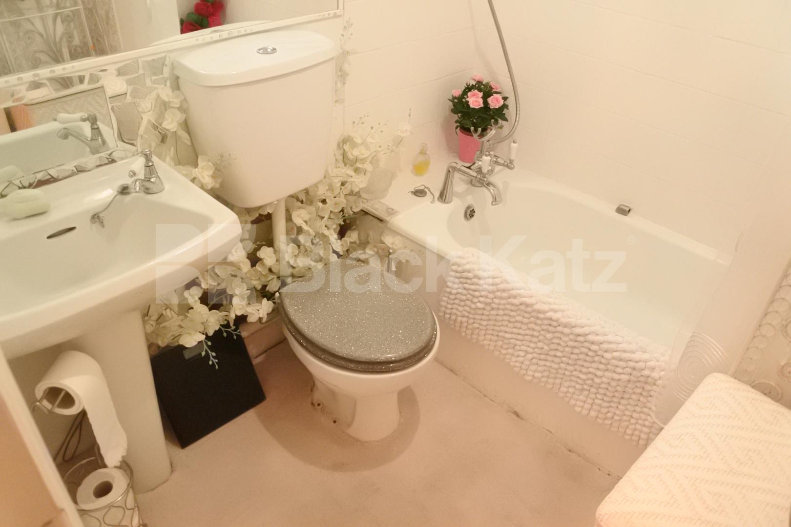 			ROOM ONLY INCLUDES ALL BILLS & WIFI , Studio Apartment, 1 bath, 1 reception Flat			 Cecile Park, Crouch End