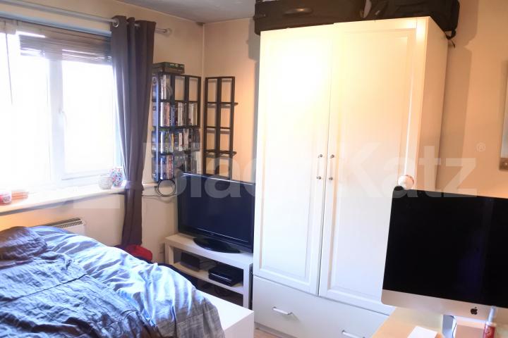 			Available Now!, Studio Apartment, 1 bath, 1 reception Studio			 Greenway Close, Friern Barnet