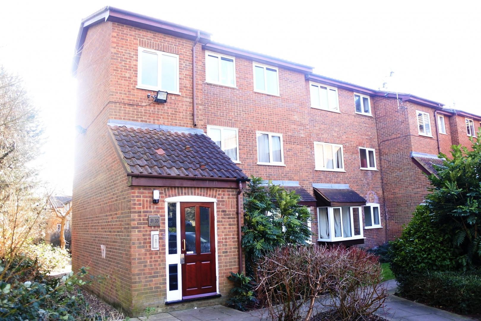 			Available Now!, Studio Apartment, 1 bath, 1 reception Studio			 Greenway Close, Friern Barnet