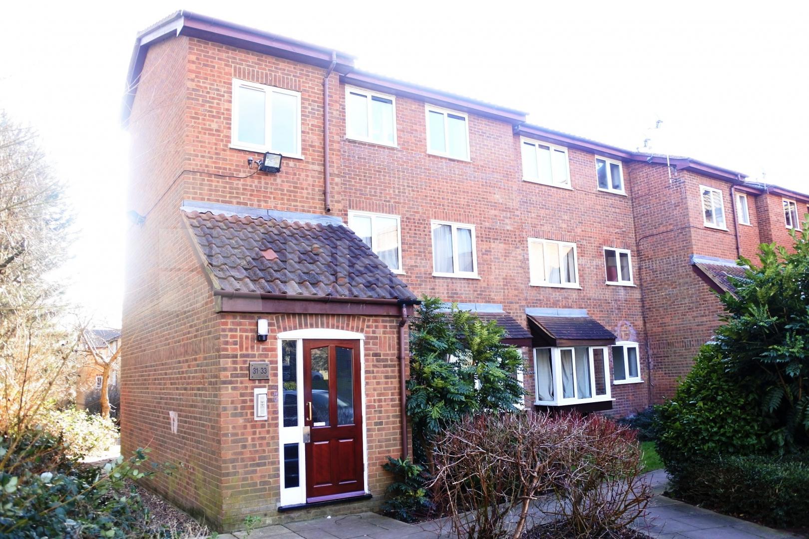			Available Now!, Studio Apartment, 1 bath, 1 reception Studio			 Greenway Close, Friern Barnet
