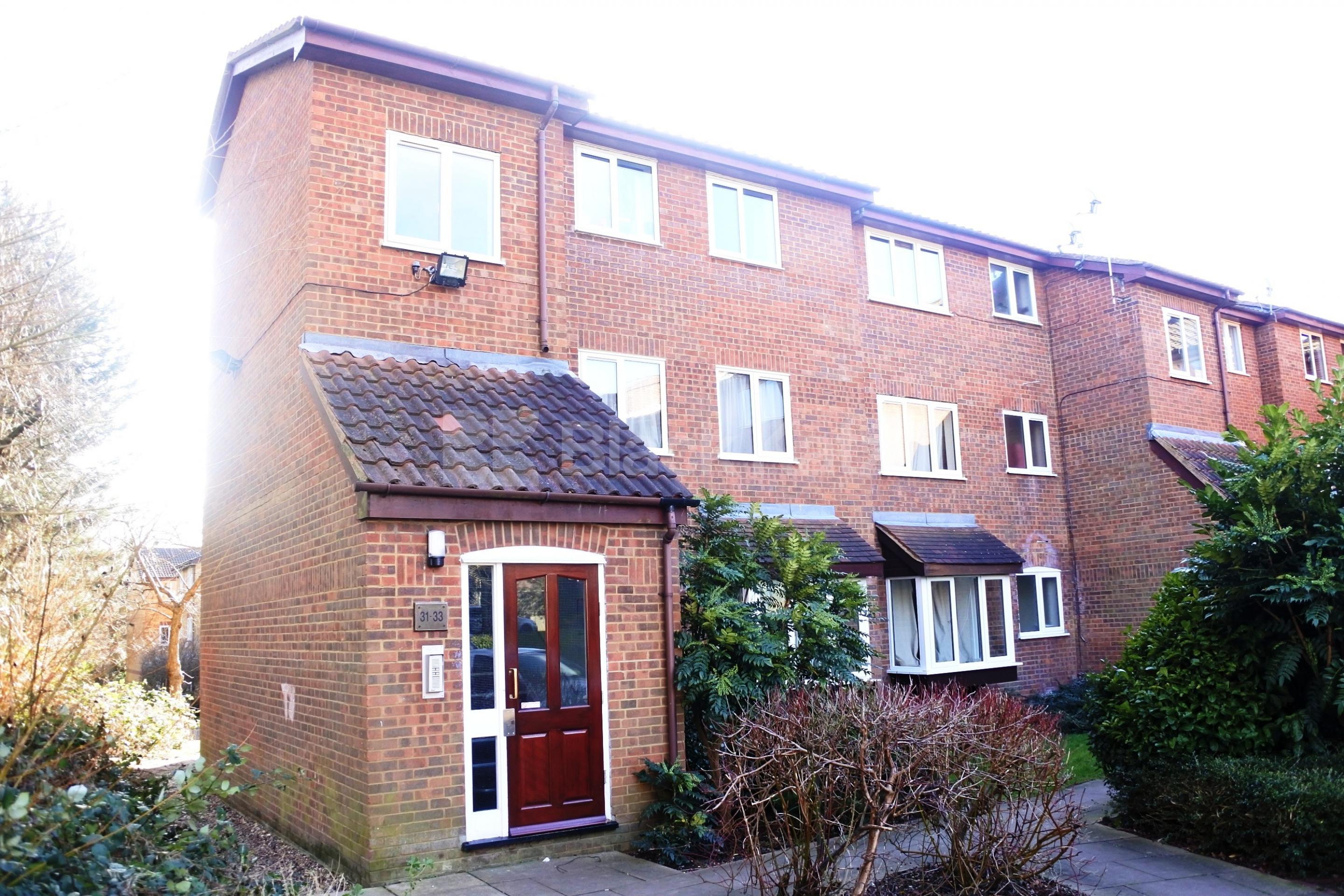 			Available Now!, Studio Apartment, 1 bath, 1 reception Studio			 Greenway Close, Friern Barnet N11