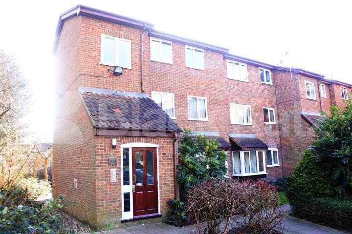			Available Now!, Studio Apartment, 1 bath, 1 reception Studio			 Greenway Close, Friern Barnet