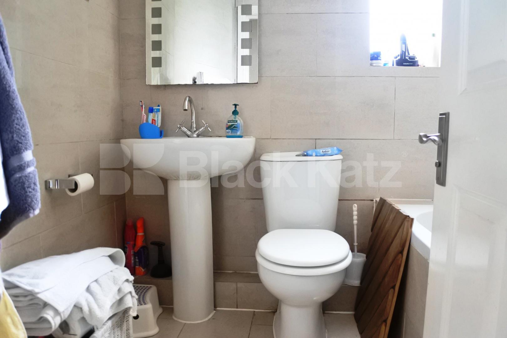 			FANTASTIC 2 BEDROOM GARDEN FLAT , 2 Bedroom, 1 bath, 1 reception Flat			 Crouch Hill Road, Crouch End