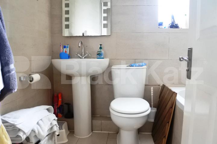 			FANTASTIC 2 BEDROOM GARDEN FLAT , 2 Bedroom, 1 bath, 1 reception Flat			 Crouch Hill Road, Crouch End