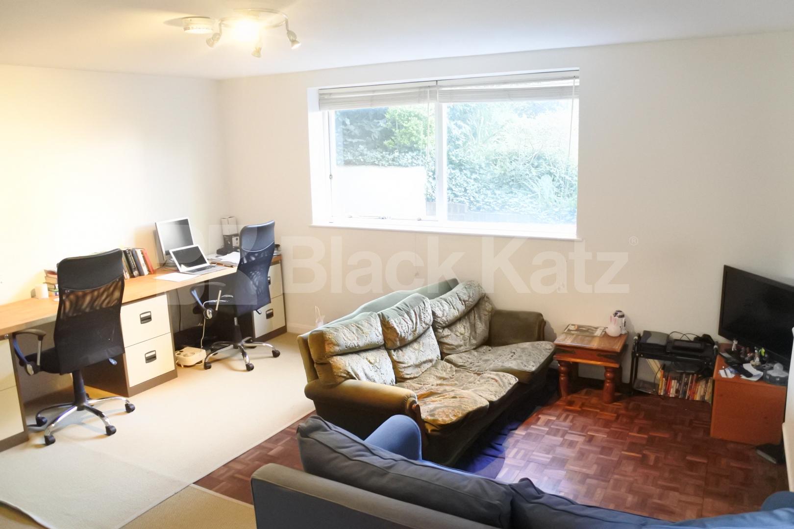 			AVAILABLE MID MAY, 2 Bedroom, 1 bath, 1 reception Ground Floor Flat			 Waverley Road, Crouch End