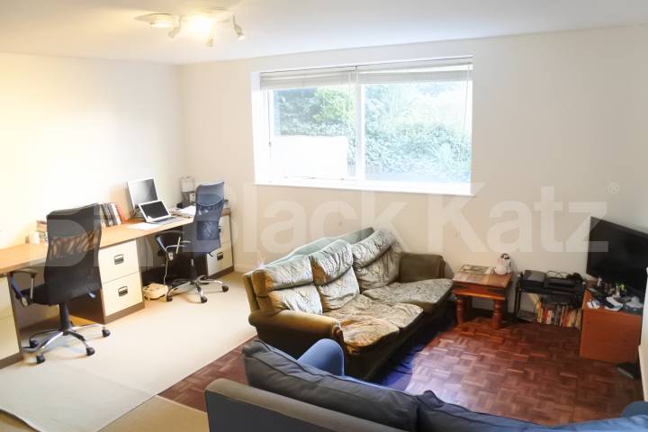 			AVAILABLE MID MAY, 2 Bedroom, 1 bath, 1 reception Ground Floor Flat			 Waverley Road, Crouch End