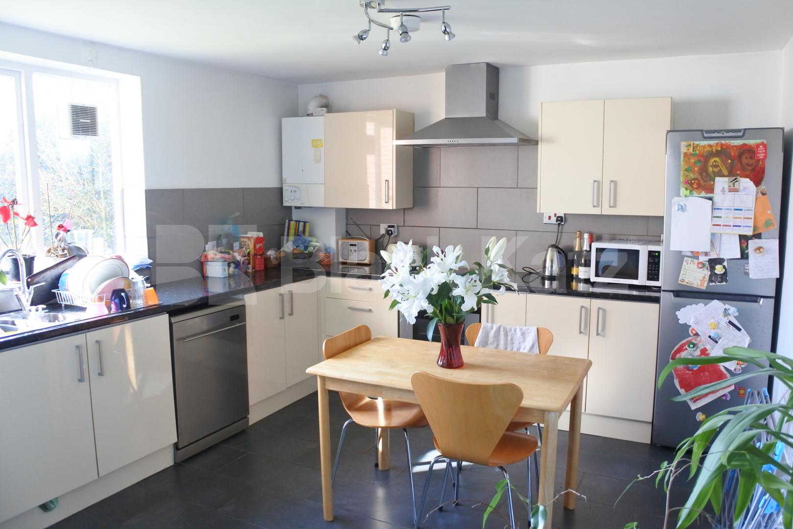 			AVAILABLE MID MAY, 2 Bedroom, 1 bath, 1 reception Ground Floor Flat			 Waverley Road, Crouch End