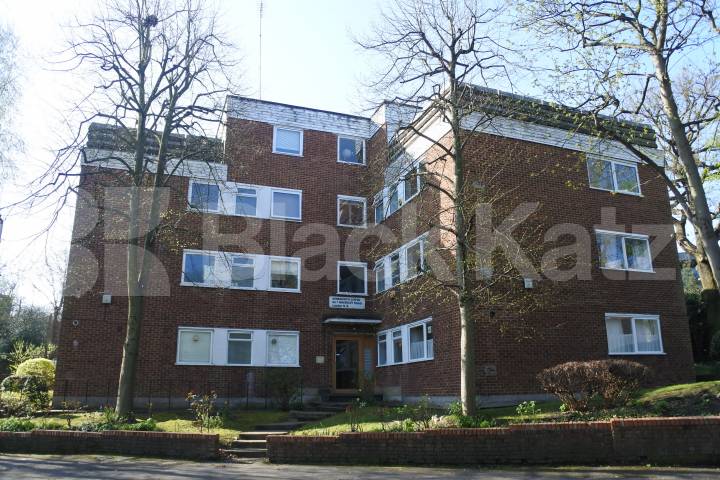 			AVAILABLE MID MAY, 2 Bedroom, 1 bath, 1 reception Ground Floor Flat			 Waverley Road, Crouch End
