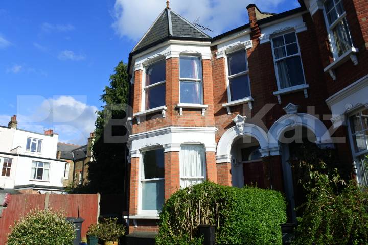 			New Instruction!, 2 Bedroom, 1 bath, 1 reception Flat			 Goodwyns Vale, Muswell Hill
