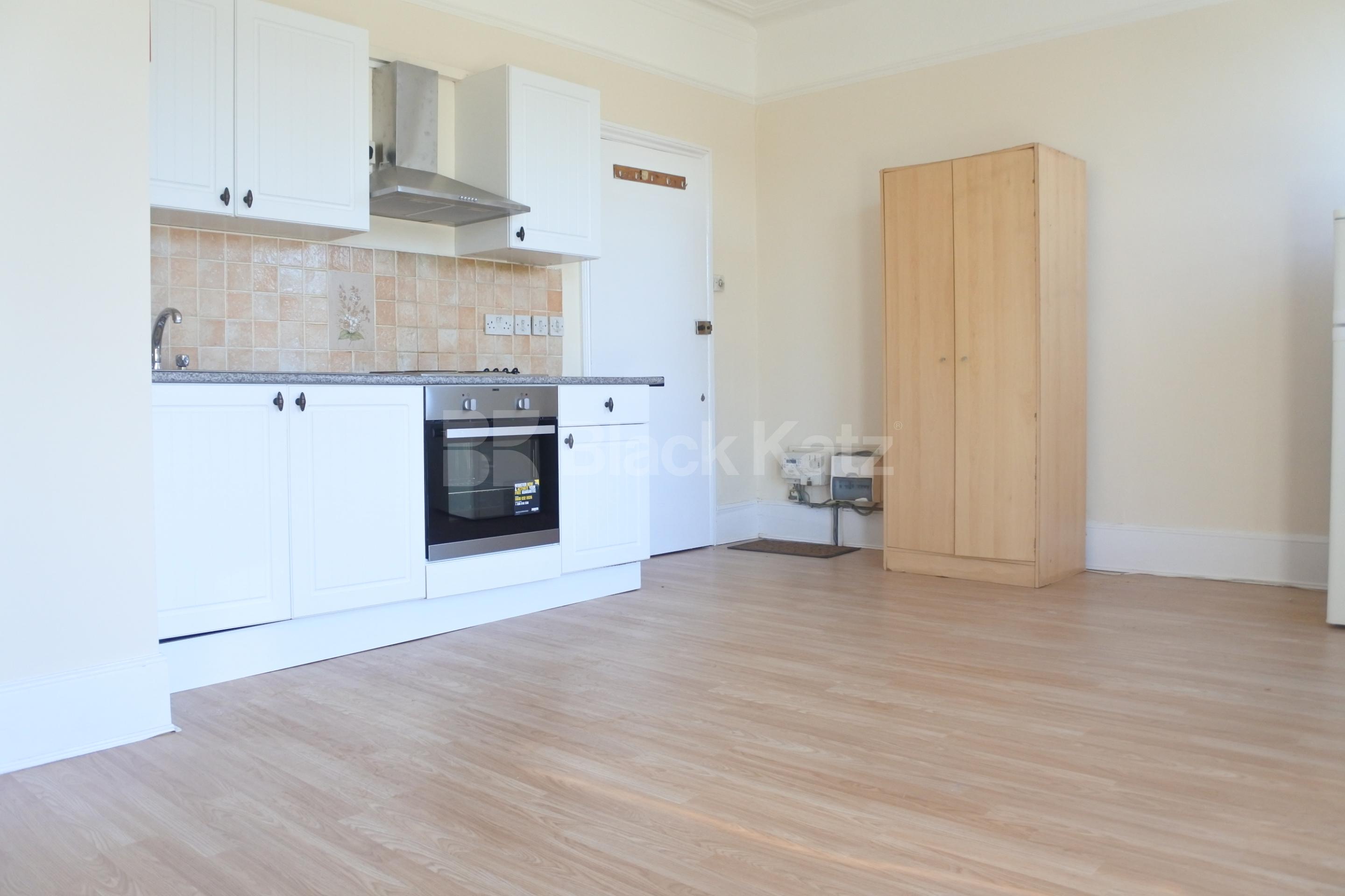 			INCLUDES ALL BILLS EXCEPT ELECTRICITY, Studio Apartment, 1 bath, 1 reception Studio			 Church Lane, Hornsey N8