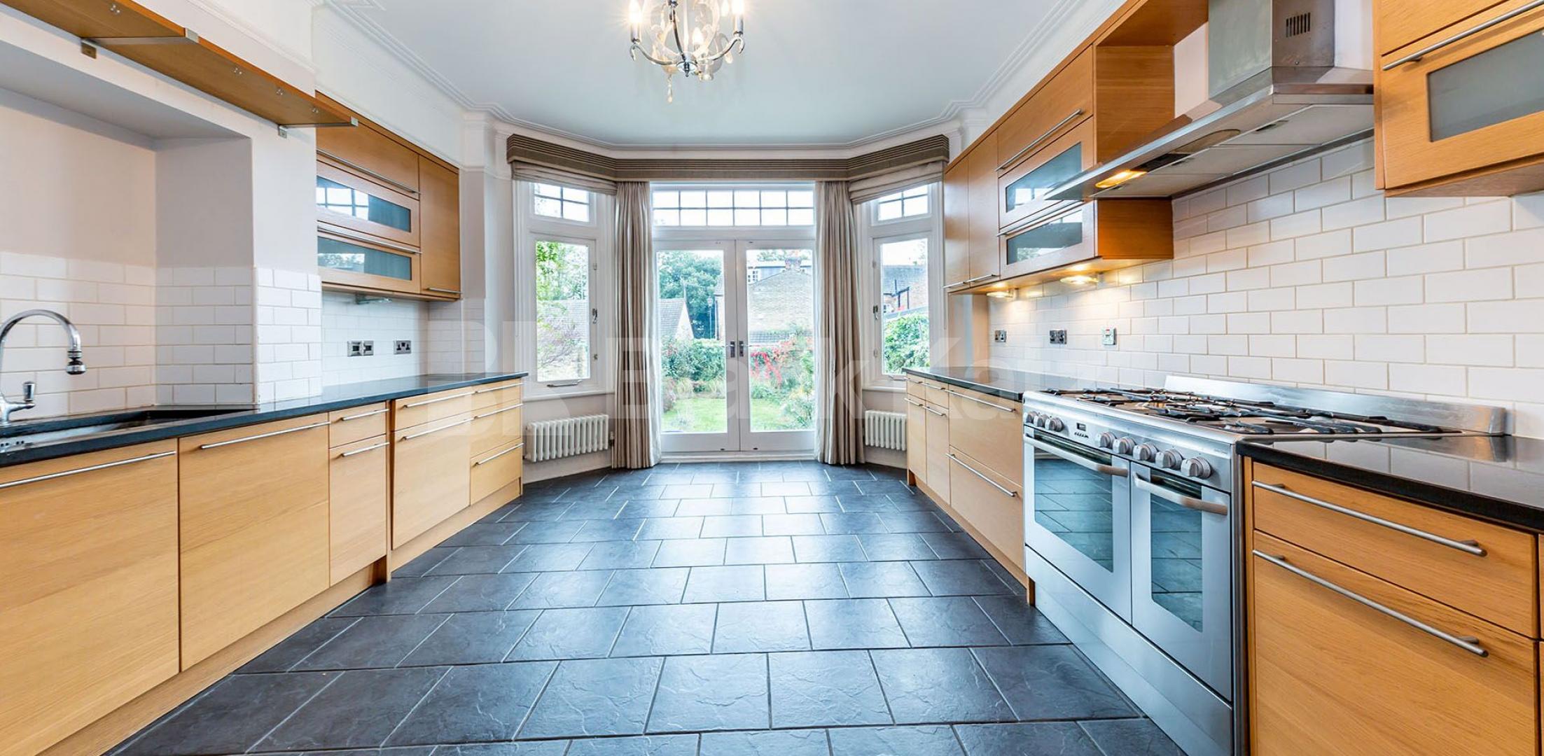 			WHOLE HOUSE WITH A GARDEN, 4 Bedroom, 1 bath, 1 reception House			 Chase Side, Enfield