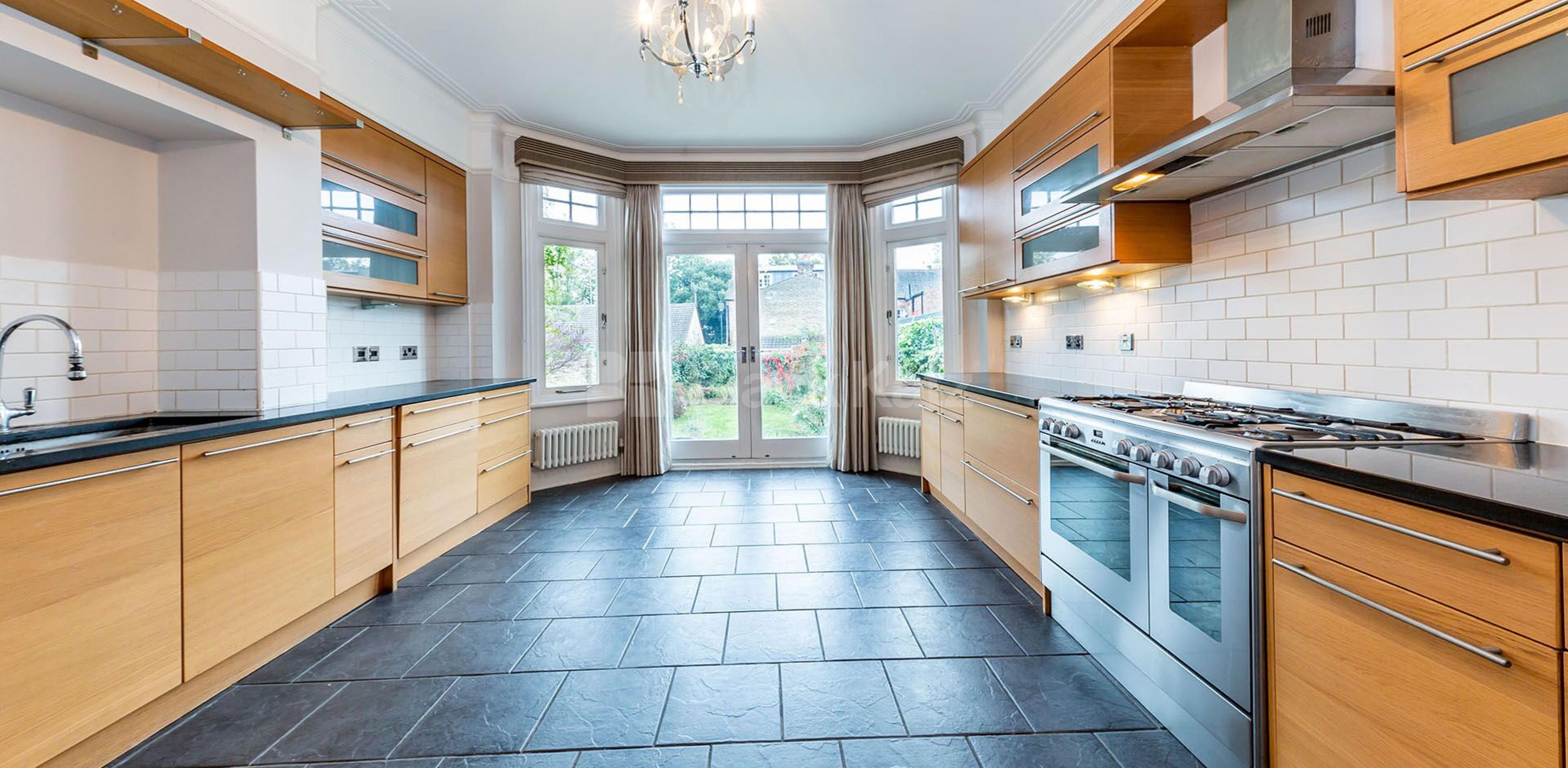 			WHOLE HOUSE WITH A GARDEN, 4 Bedroom, 1 bath, 1 reception House			 Chase Side, Enfield EN2