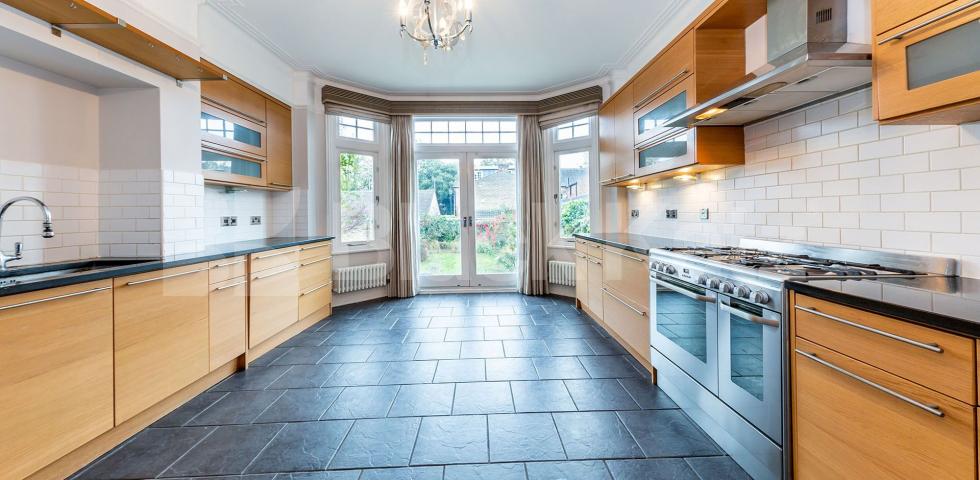 			WHOLE HOUSE WITH A GARDEN, 4 Bedroom, 1 bath, 1 reception House			 Chase Side, Enfield