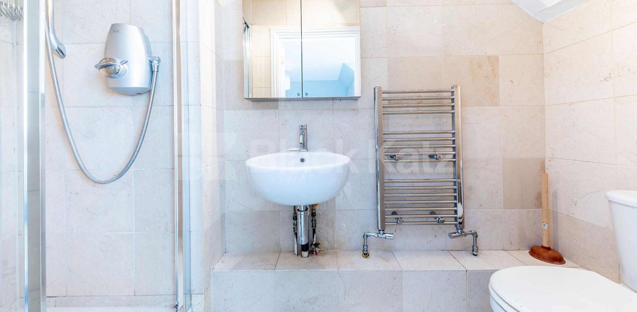 			2 Bedroom, 1 bath, 1 reception Flat			 Newsholme Drive, Winchmore Hill / Enfield 