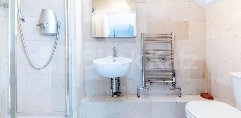 			2 Bedroom, 1 bath, 1 reception Flat			 Newsholme Drive, Winchmore Hill / Enfield 