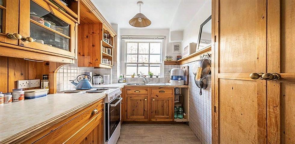 Fantastic studio within portered building minutes to Tube, Shops & Heath      Eton College Road, Hampstead - Belsize Park