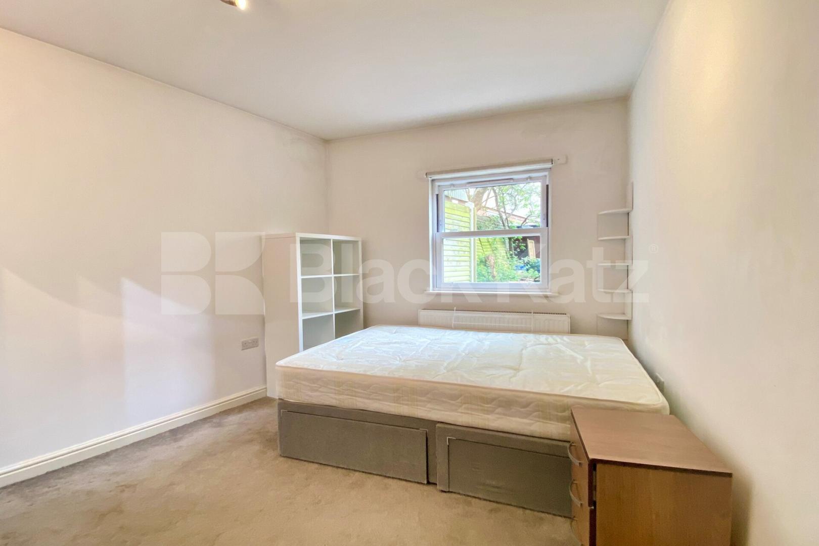 Large newly decorated 4 bed 2 bath mins to tube and shops  Hillmarton Road, Caledonian Road