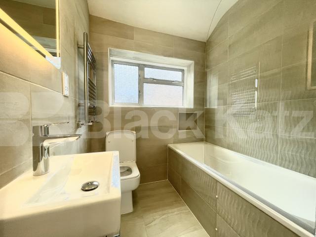 Fantastic newly refurbished 4 bed with garden mins to shops and tube to Euston Bruce Grove, Watford