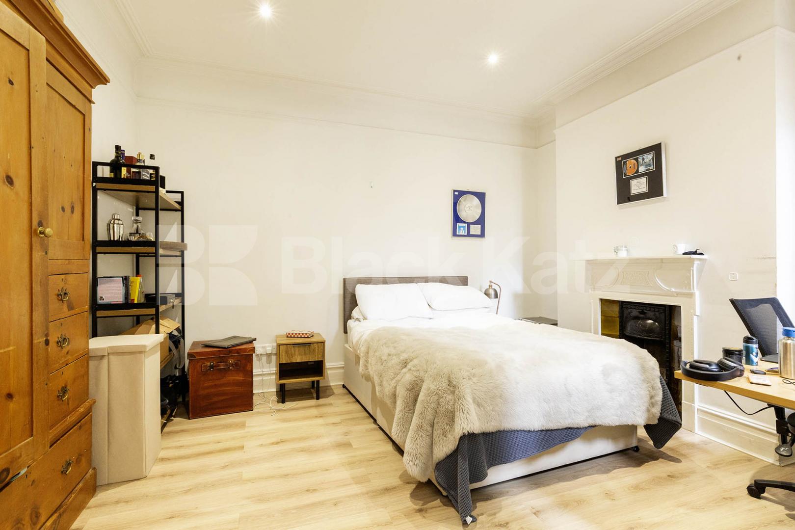 Beautiful three double bedroom property situated in the finest of areas Biddulph Mansions, Elgin Avenue, Maida Vale