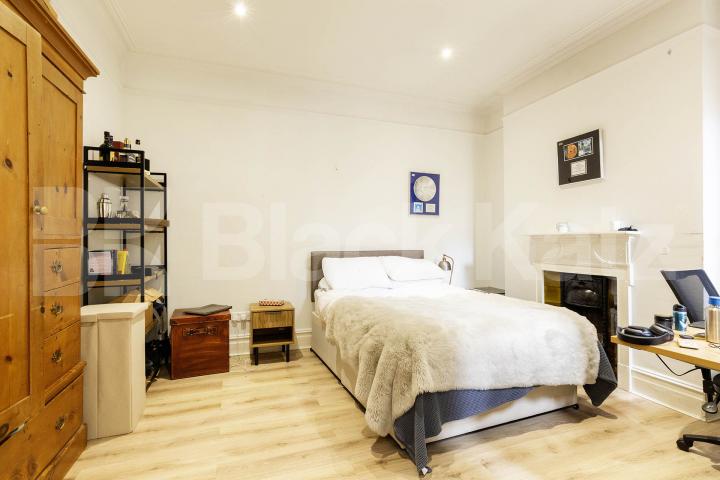 Beautiful three double bedroom property situated in the finest of areas Biddulph Mansions, Elgin Avenue, Maida Vale