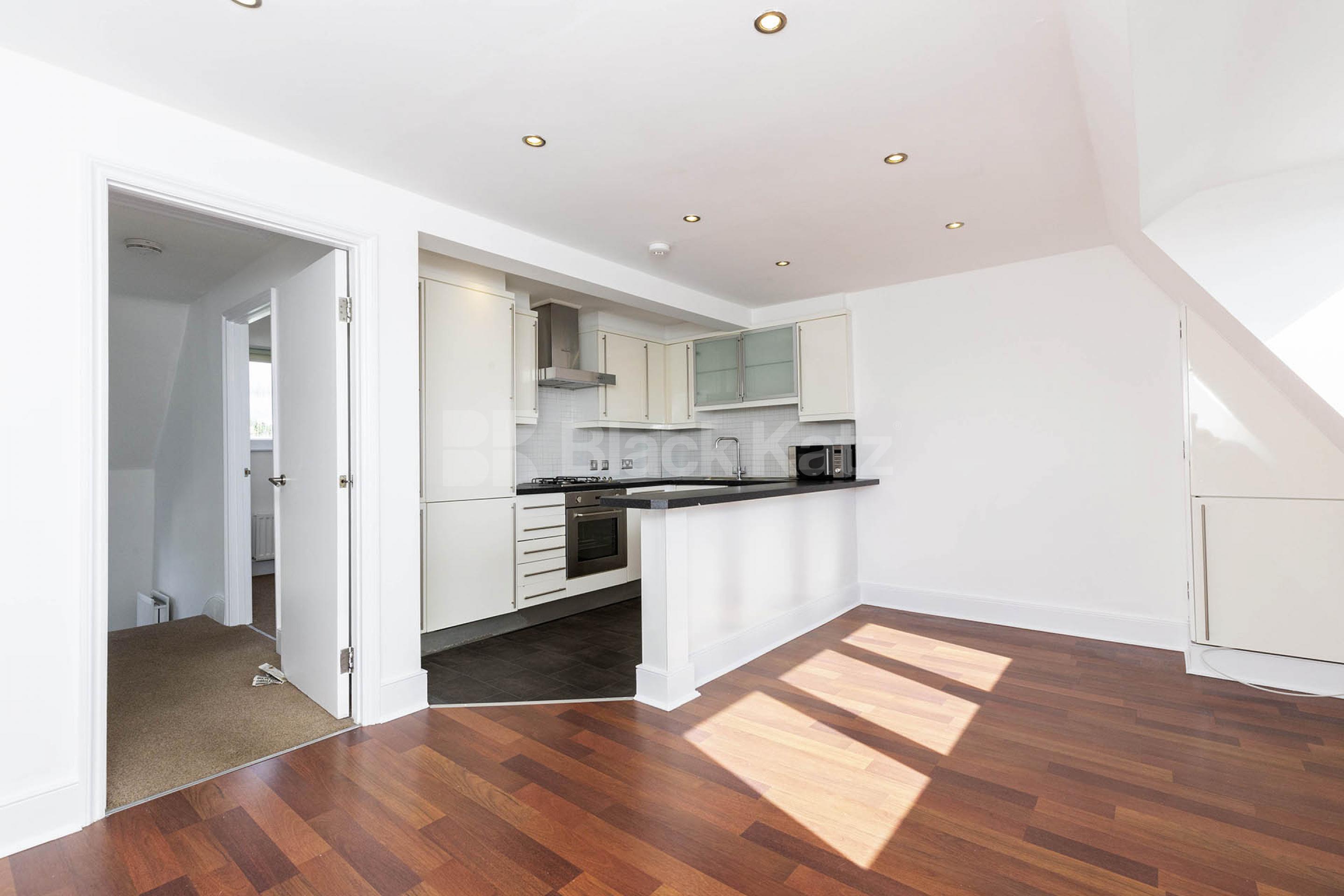 Large split level 3 bedroom in a well maintained conversion in Archway Marlborough Road, Upper Holloway  N19
