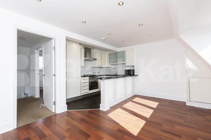 Large split level 3 bedroom in a well maintained conversion in Archway Marlborough Road, Upper Holloway 