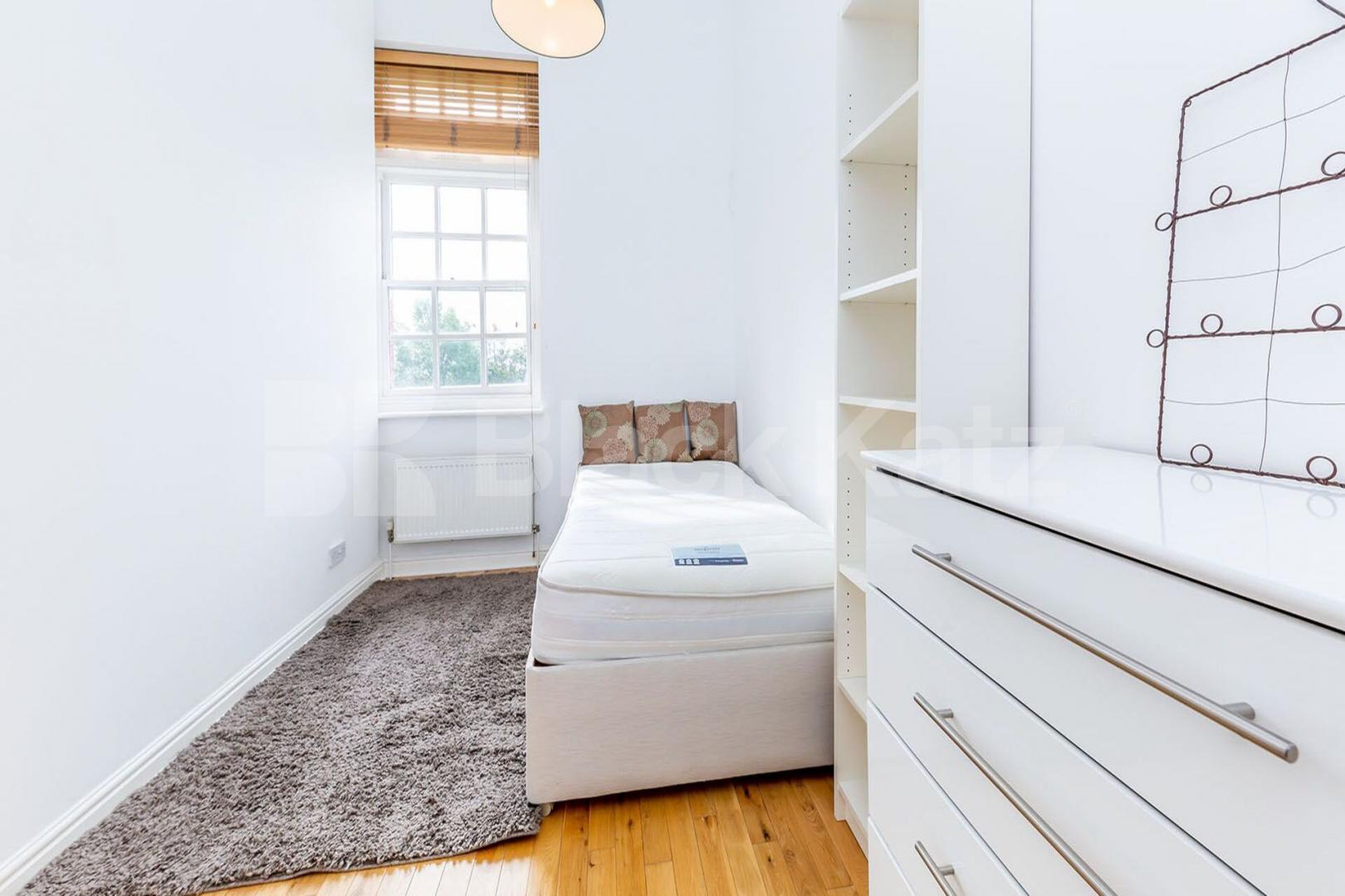 A superb split level 2 bedroom 2 bathroom within a private estate Newsholme Drive, Winchmore Hill / Enfield 
