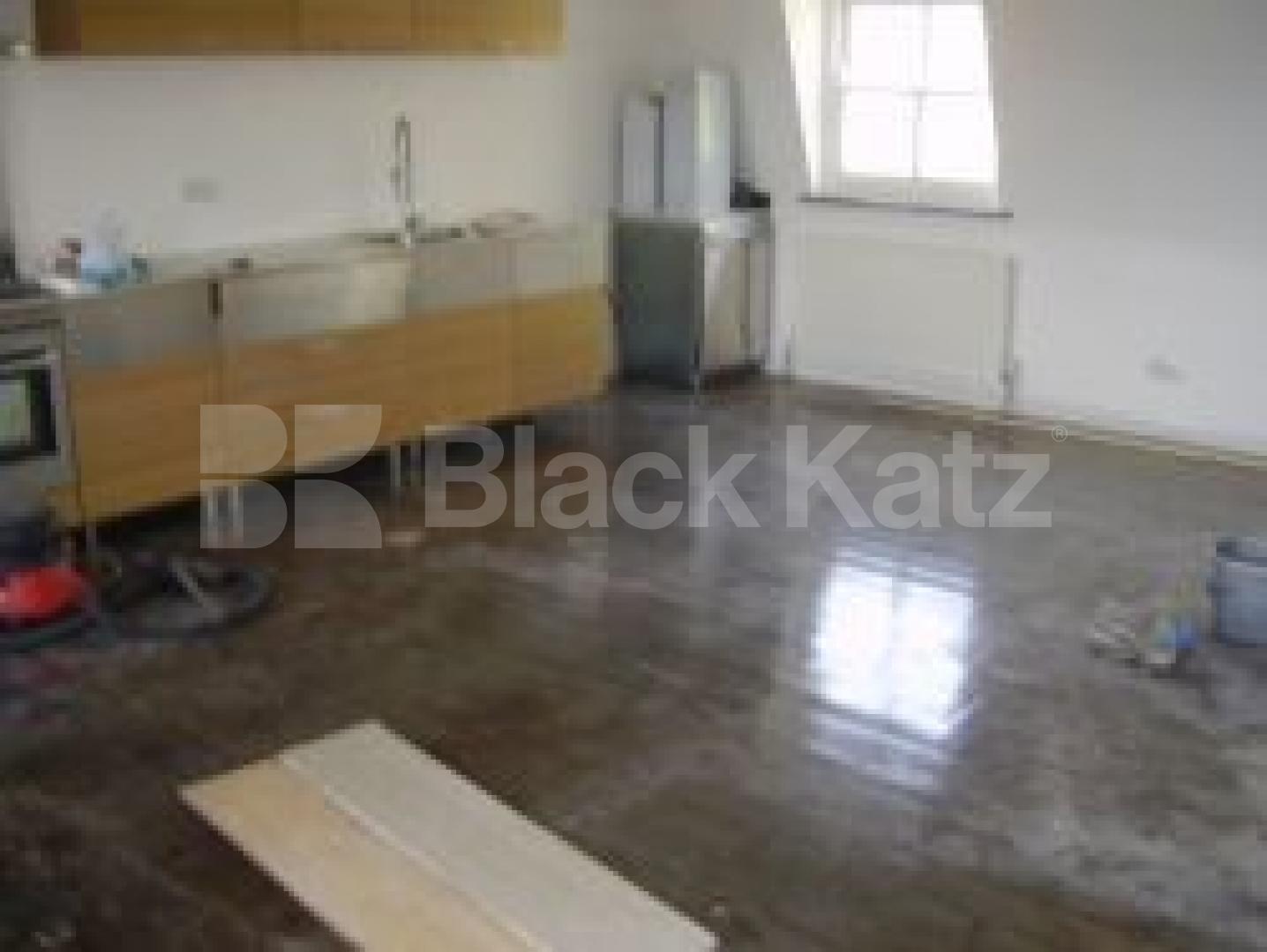 			3 Bedroom, 1 bath, 1 reception Flat			 Exmouth Market, FARRINGDON EC1R