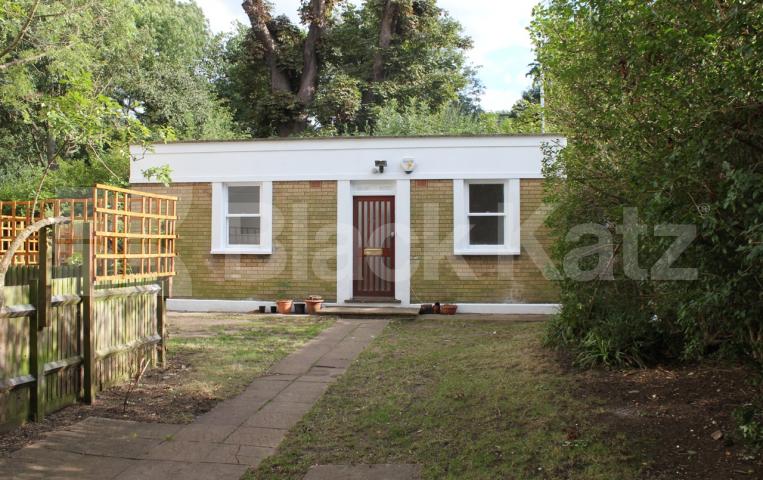 			2 Bedroom, 1 bath, 1 reception Bungalow			 Pages Lane, Muswell Hill