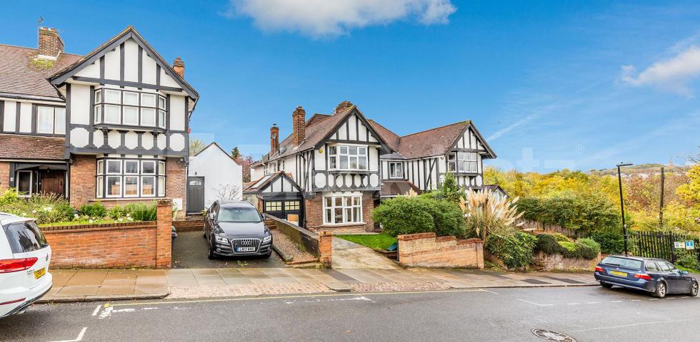 Spacious two bed with some lovely period features including some bills  Montenotte Road, Crouch End / Highgate