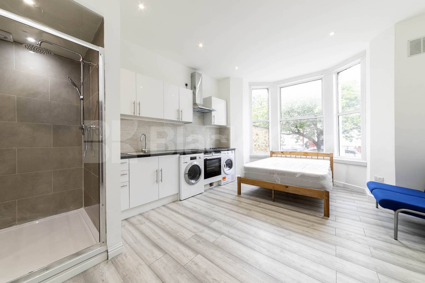Newly renovated and available now, this spacious furnished studio on Callcott Road, NW6 offers excellent value in a great location Callcott Road, London, NW6 (Council tax, gas and water Included),  London