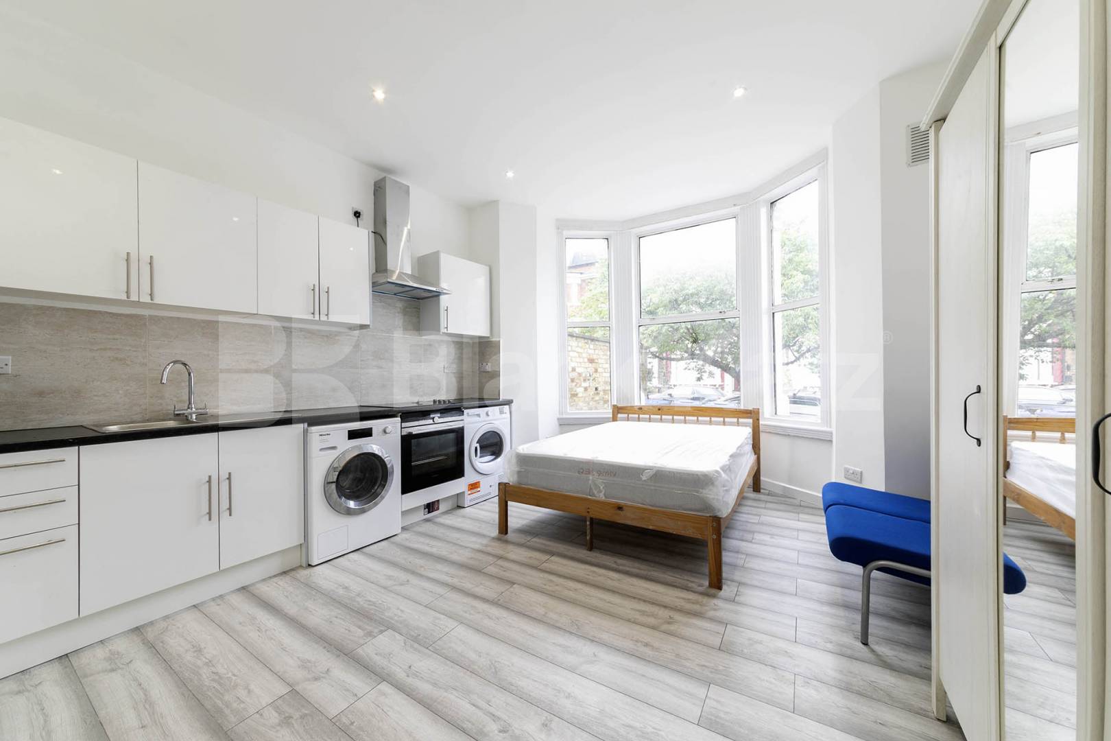 Newly renovated and available now, this spacious furnished studio on Callcott Road, NW6 offers excellent value in a great location Callcott Road, London, NW6 (Council tax, gas and water Included),  London