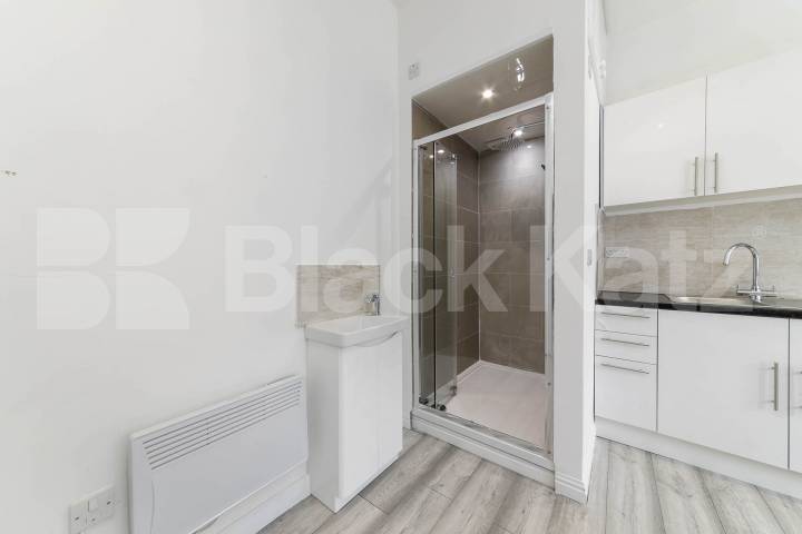 Newly renovated and available now, this spacious furnished studio on Callcott Road, NW6 offers excellent value in a great location Callcott Road, London, NW6 (Council tax, gas and water Included),  London