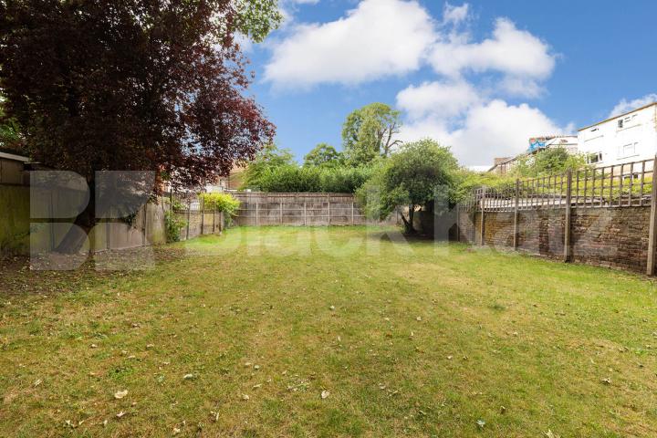 Modern studio located in a gated building with access to a communal garden Camden Road, CAMDEN