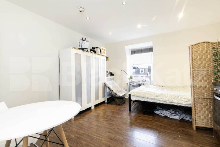This large, bright studio apartment is perfectly situated on Sutherland avenue and the building is on the corner of Warwick Avenue, offering the ideal combination of comfort, style, and convenience in the heart of Maida Vale Sutherland Avenue, London, W9,  London