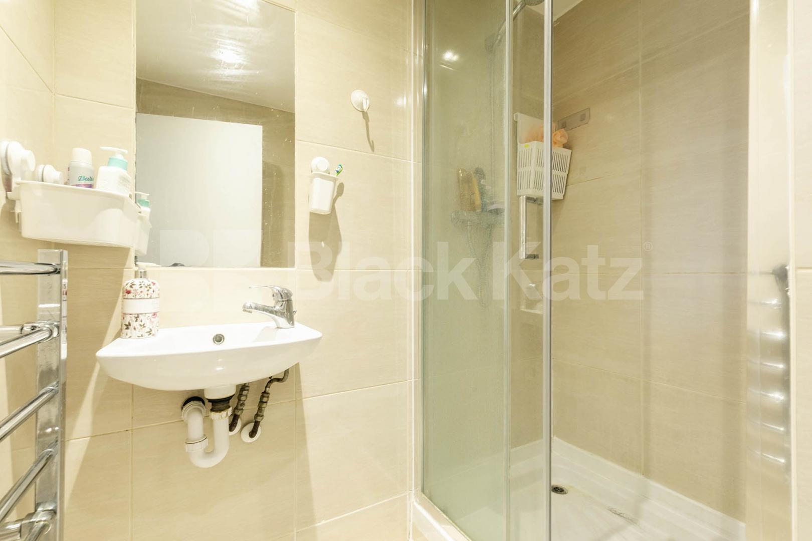 This large, bright studio apartment is perfectly situated on Sutherland avenue and the building is on the corner of Warwick Avenue, offering the ideal combination of comfort, style, and convenience in the heart of Maida Vale Sutherland Avenue, London, W9,  London