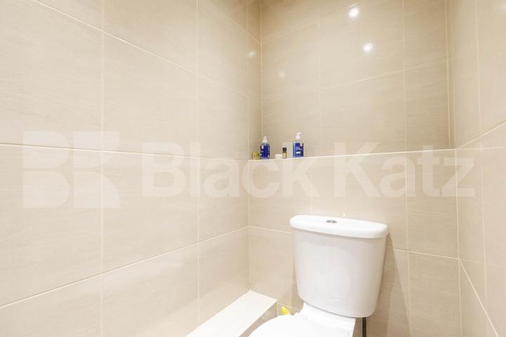 This large, bright studio apartment is perfectly situated on Sutherland avenue and the building is on the corner of Warwick Avenue, offering the ideal combination of comfort, style, and convenience in the heart of Maida Vale Sutherland Avenue, London, W9,  London