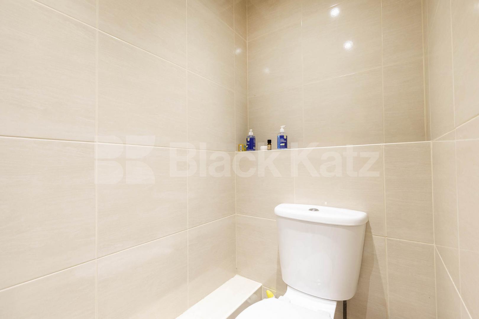 This large, bright studio apartment is perfectly situated on Sutherland avenue and the building is on the corner of Warwick Avenue, offering the ideal combination of comfort, style, and convenience in the heart of Maida Vale Sutherland Avenue, London, W9,  London