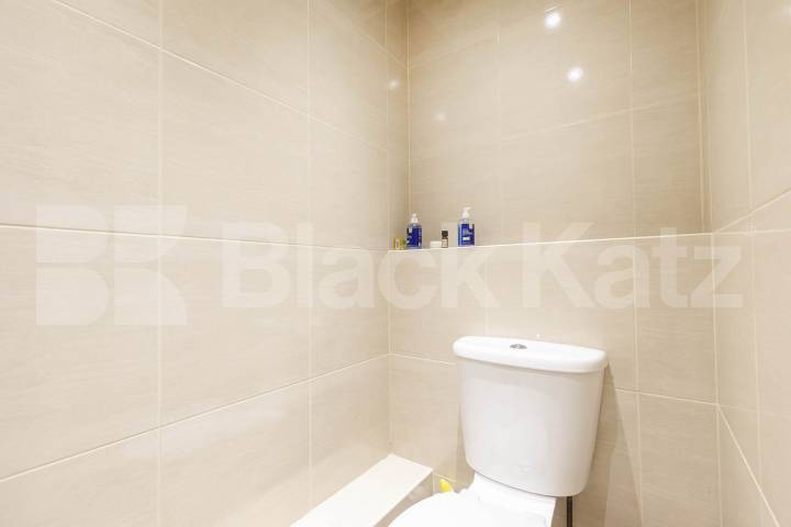 This large, bright studio apartment is perfectly situated on Sutherland avenue and the building is on the corner of Warwick Avenue, offering the ideal combination of comfort, style, and convenience in the heart of Maida Vale Sutherland Avenue, London, W9,  London